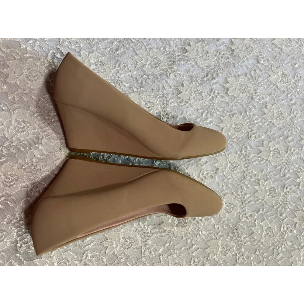 Taupe Round Toe Wedge Pumps 8.5 Office Chic Preppy Classic Modern Minimalist